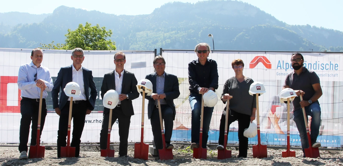 Gruppenbild mit Spaten: Christian Jauk und Martin Summer von Rhomberg Bau, Bürgermeister Dieter Egger, AH-Geschäftsführer Ing. Wilhelm Muzyczyn, Architekt DI Reinhard Drexel, Alexandra Schalegg von der Alpenländischen sowie Rhomberg-Bauleiter Gökhan Ülker feierten bei strahlendem Sonnenschein den Baustart der Wohnanlage in der Wasenstraße. Gruppenbild mit Spaten: Christian Jauk und Martin Summer von Rhomberg Bau, Bürgermeister Dieter Egger, AH-Geschäftsführer Ing. Wilhelm Muzyczyn, Architekt DI Reinhard Drexel, Alexandra Schalegg von der Alpenländischen sowie Rhomberg-Bauleiter Gökhan Ülker feierten bei strahlendem Sonnenschein den Baustart der Wohnanlage in der Wasenstraße.